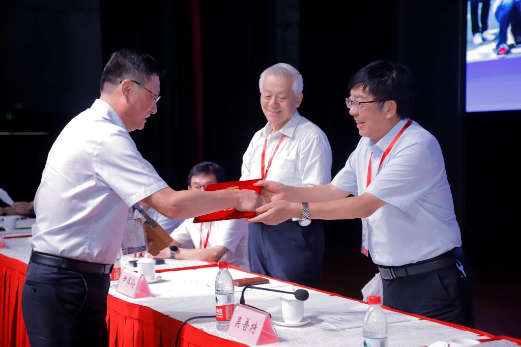 中国工程院尹伟伦院士、西北农林科技大学校长吴普特教授为何松林教授颁奖