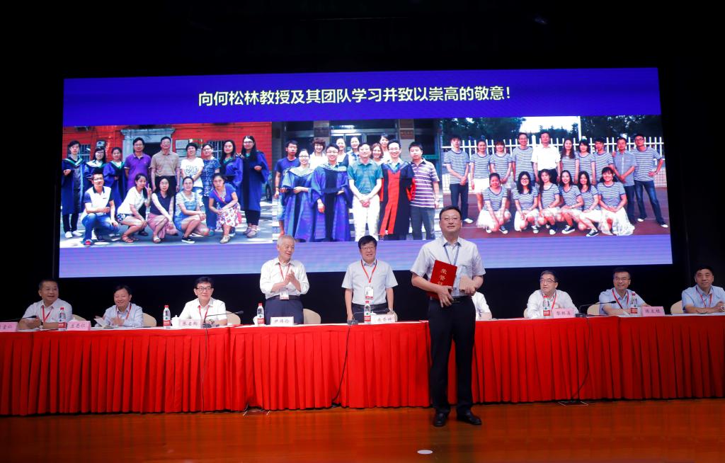 与尹伟伦院士、吴普特教授合影